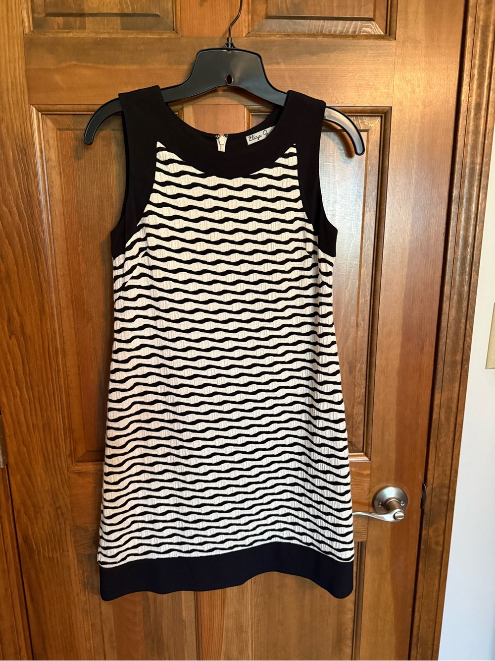 Eliza J Black and Cream Wave-Pattern Sleeveless Shift Dress
